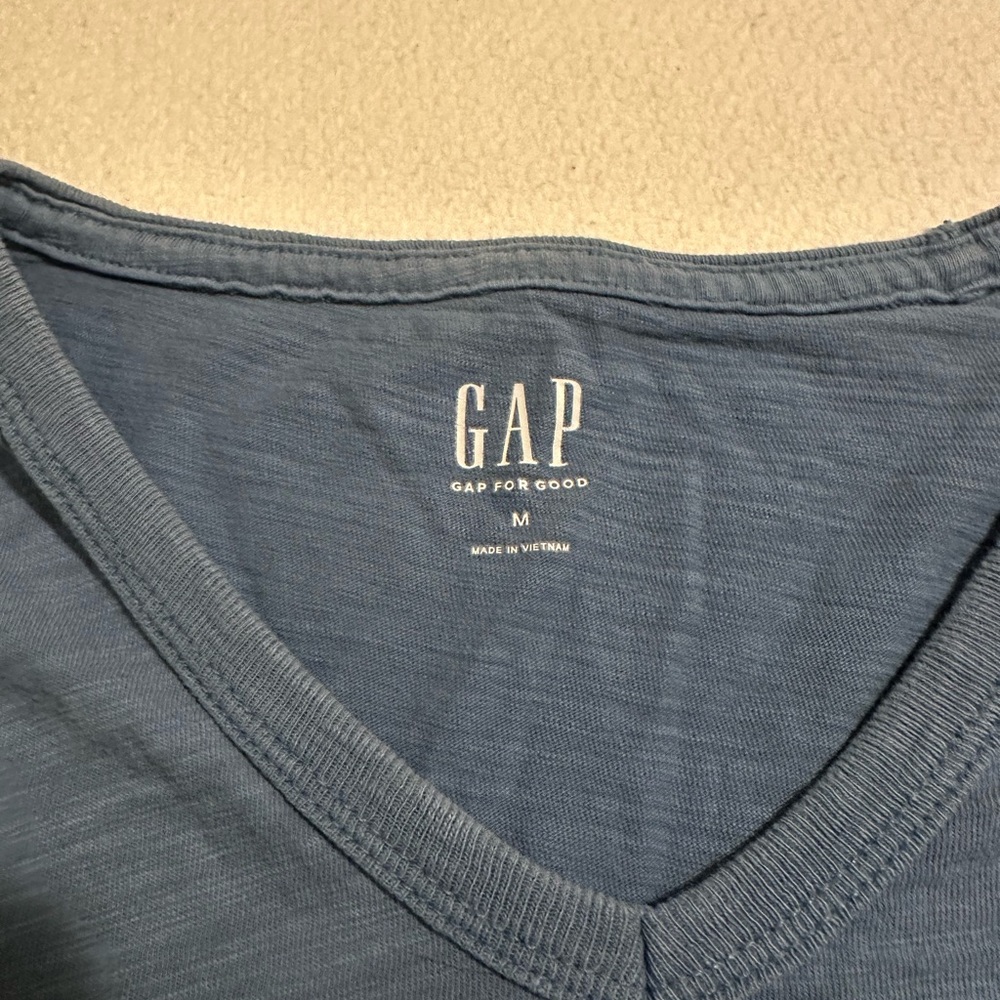 V-neck t-shirt